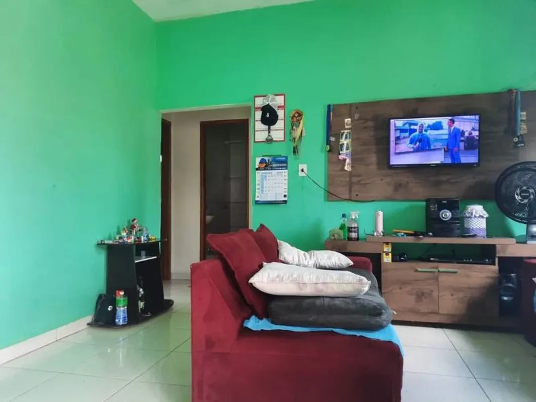 São 360m de área, tendo uma casa com 2 quartos, banheiro social, sala, copa, coz...