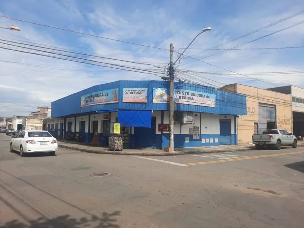 São 5 salas e um galpão correspondendo a uma área de 445m², ao lado da Av. Caste...