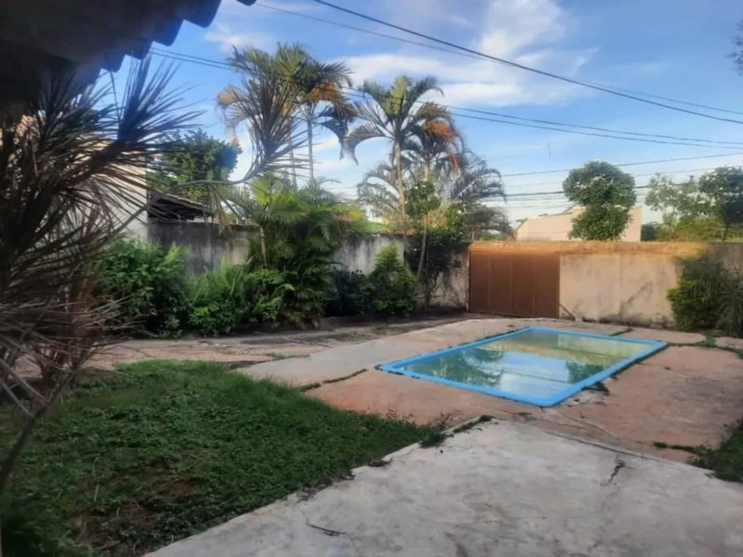 Excelente casa com 3 quartos sendo uma suíte, sala, banheiro social, cozinha azu...