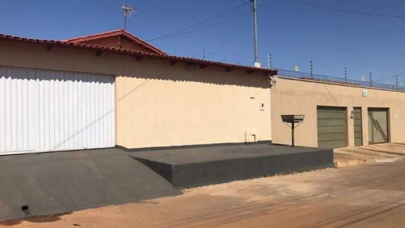 Excelente casa na laje com 3 quartos, banheiro social, sala, cozinha ampla com b...