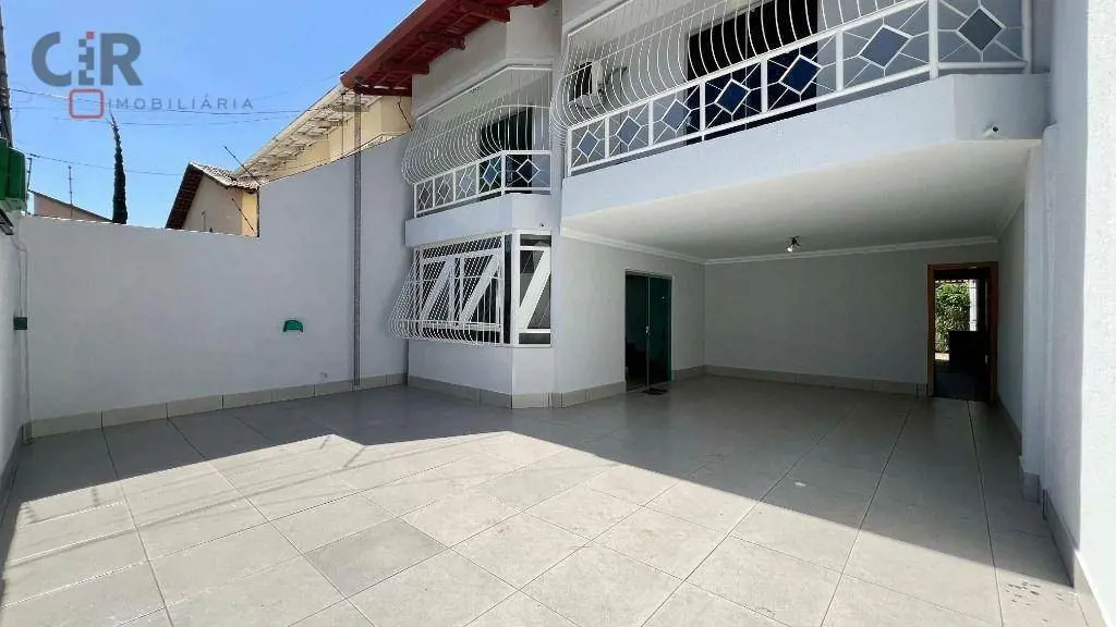 Este sobrado em Jardim América oferece uma vida sofisticada e conveniente. Aprov...