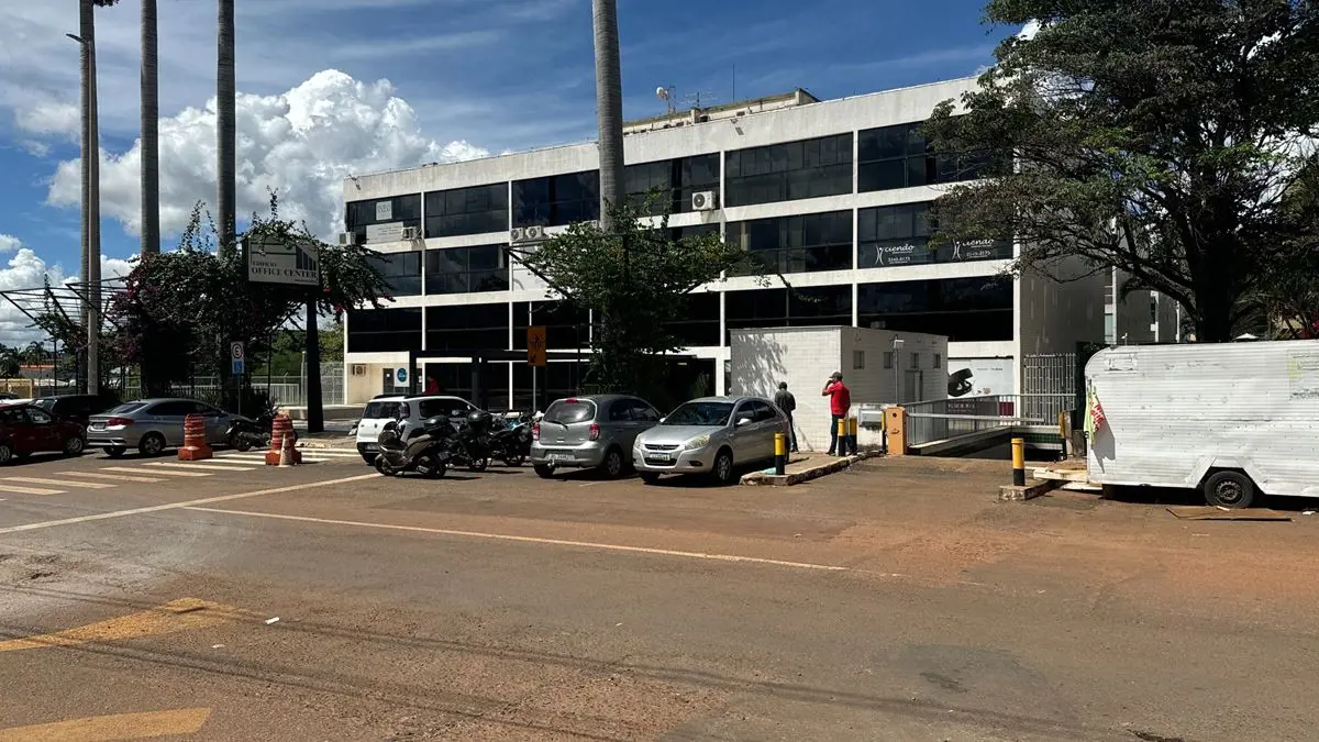 Vendo ótima sala comercial no Ed. Office Center SGAS 915! - 48m² de área privati...