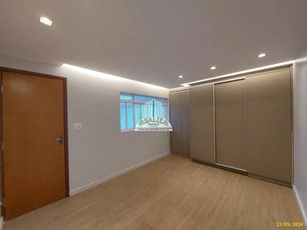 Realiza aluga excelente casa composta por: sala, cozinha com armários e fogão co...