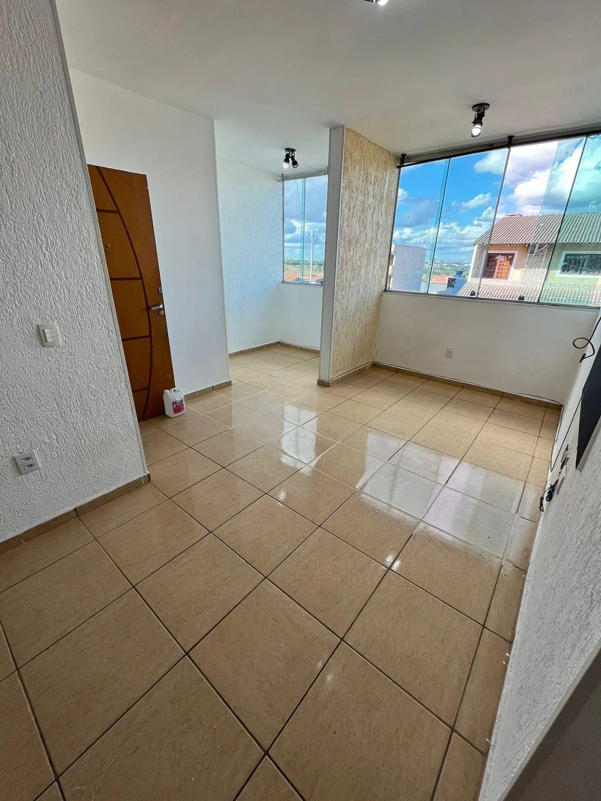 JDM IMOBILÁRIA VENDE:Apartamento na QN 16 - Riacho Fundo II- 02 quartos- Sala- C...