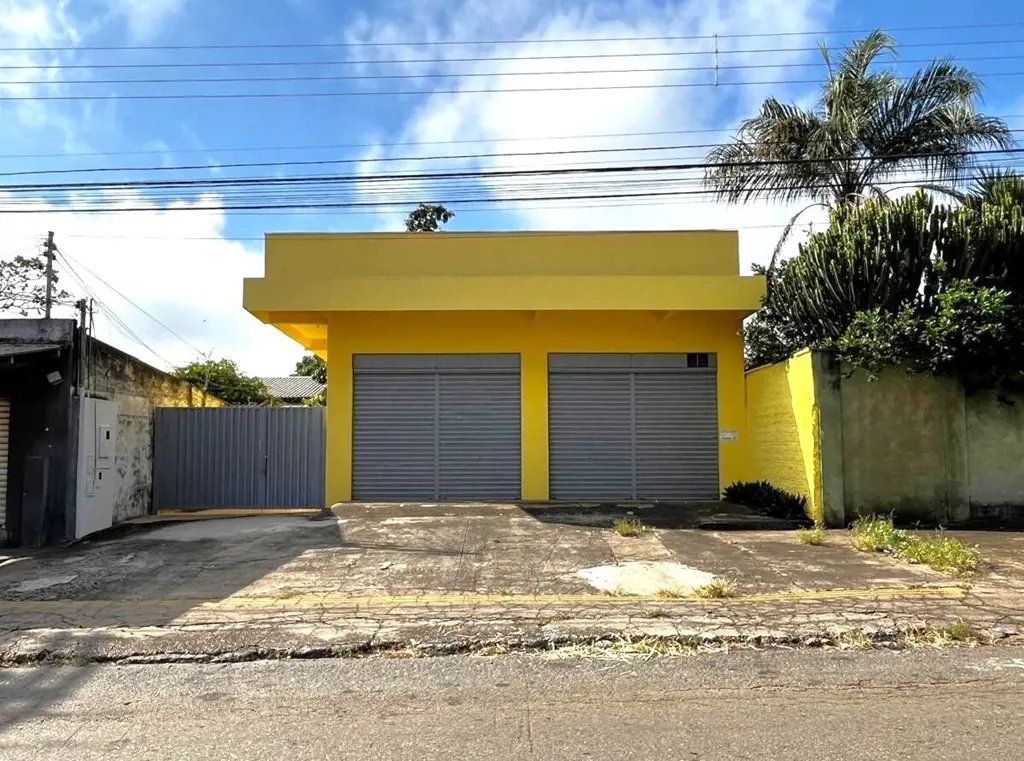 Excelente loja comercial composta por: 02 portas de aço, entrada lateral para o ...