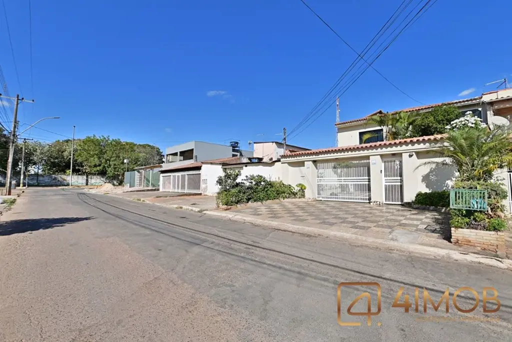 Venda de Casa na QNG - Lote de 330m² ACEITA FINANCIAMENTO E PERMUTA Localização:...