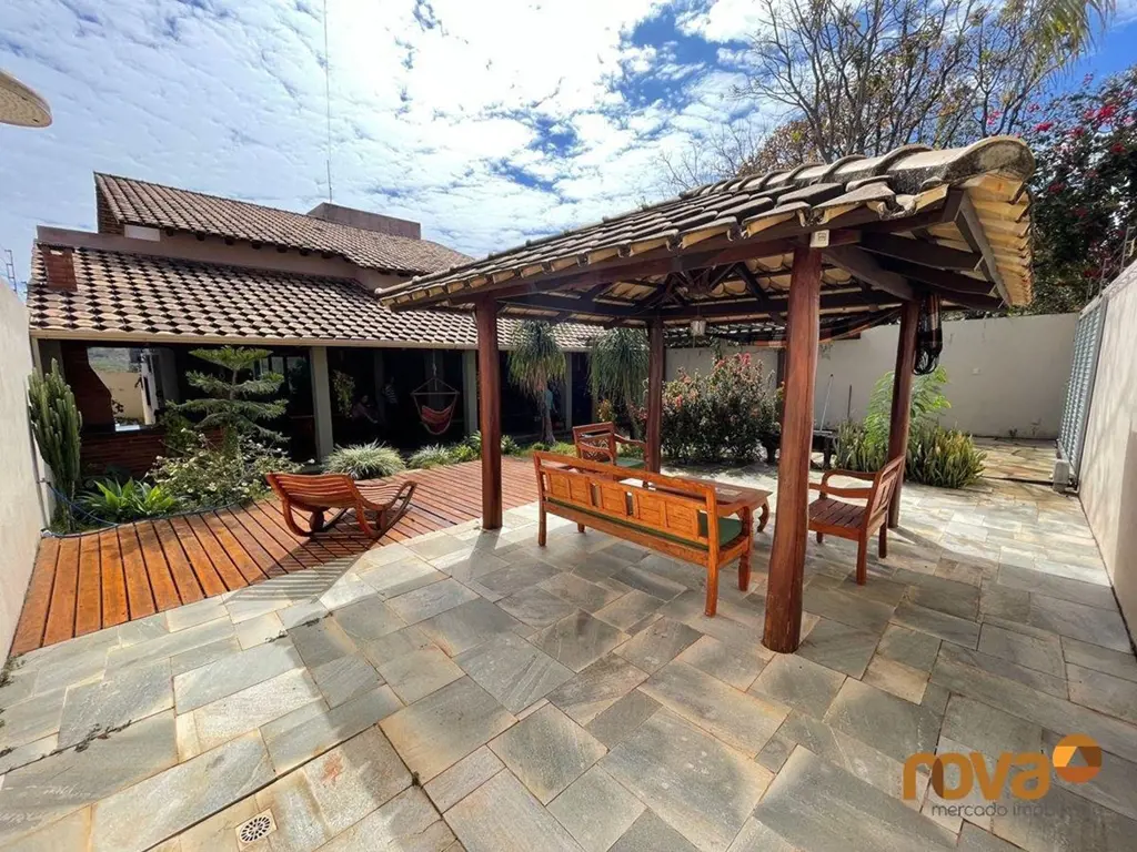 Casa Sobrado 4 quartos ,com 2 suítes sendo 1 master com hidromassagem ,e varanda...