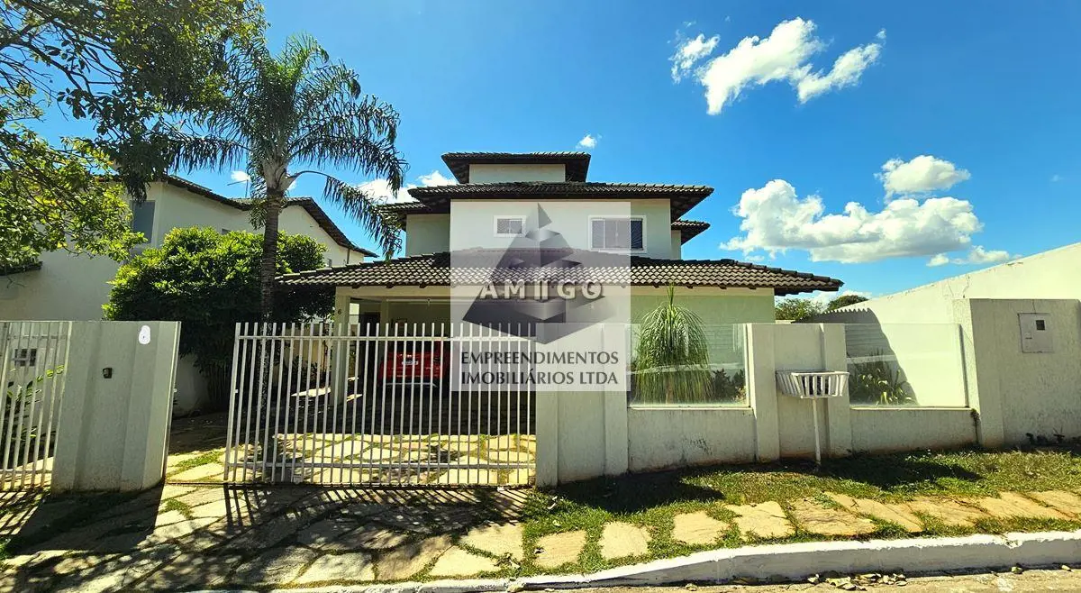 Excelente casa em Condomínio fechado, com toda estrutura de vias de acesso, port...