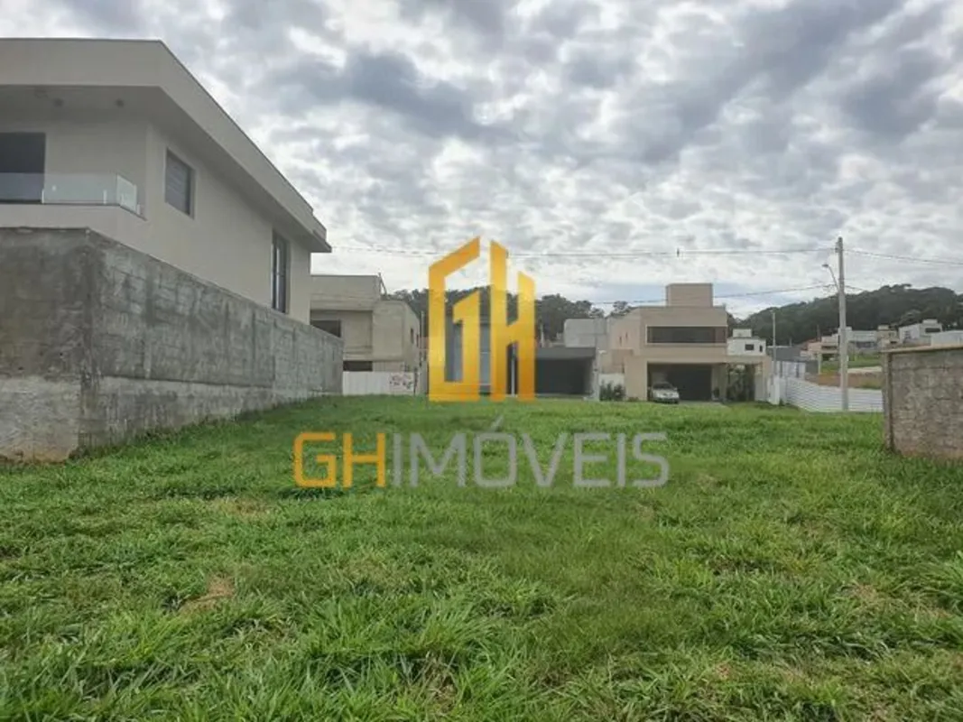 TE0035Lote no condomínio Jardins Barcelona- Área de 300 m²;- Plano, elevado da r...