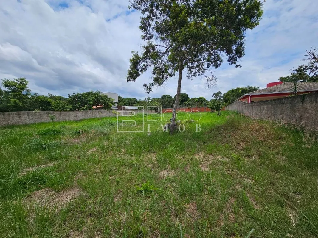 Lote de 1.760m2 cercado no condomínio mansões Itaipu, plano com localização priv...