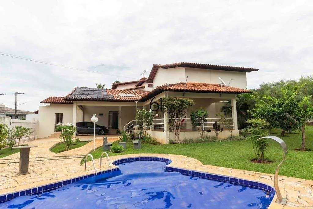 Espaçosa e aconchegante, essa casa oferece 550m² de área construída em um terren...